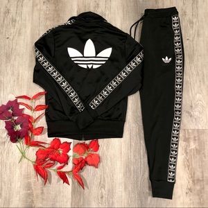 Adidas Originals Jacquard Side Black Outfit